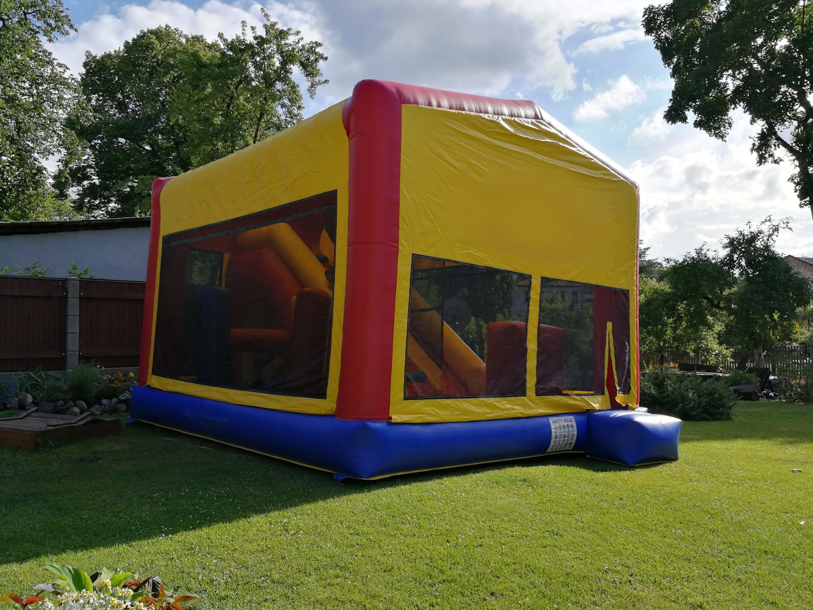 piepusama_atrakcija_spelu_nams Piepūšamās atrakcijas